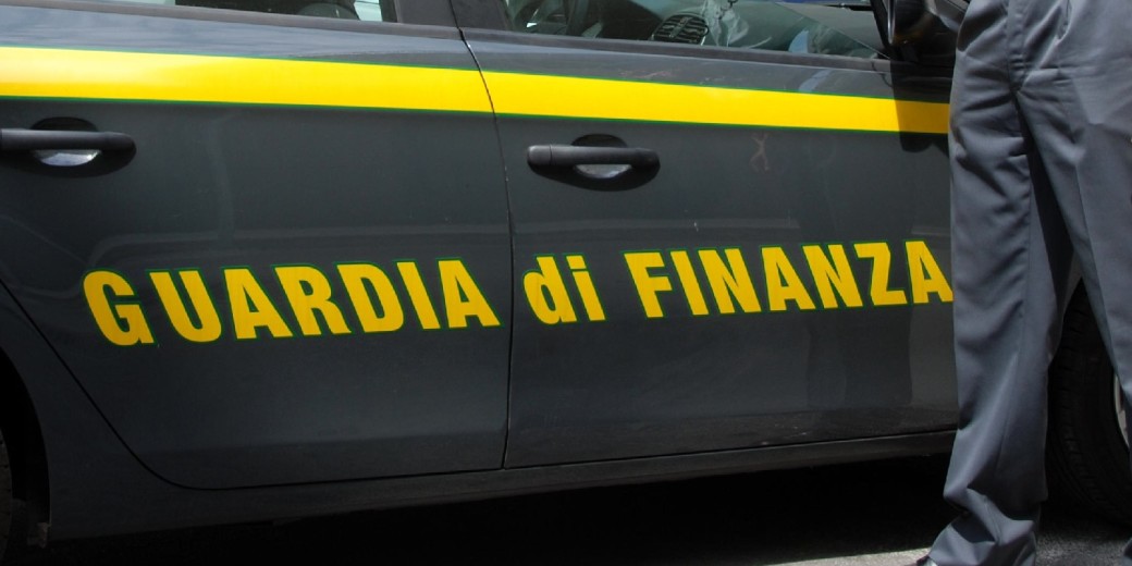 1449305150-0-mazara-la-guardia-di-finanza-sequestra-merce-rubata-e-contraffatta-2