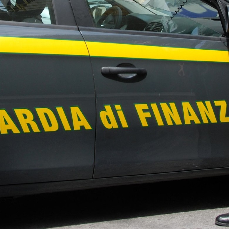 1449305150-0-mazara-la-guardia-di-finanza-sequestra-merce-rubata-e-contraffatta-2